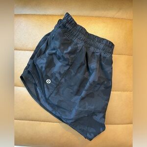 Lululemon hotty hot 2.5 inch black camo shorts